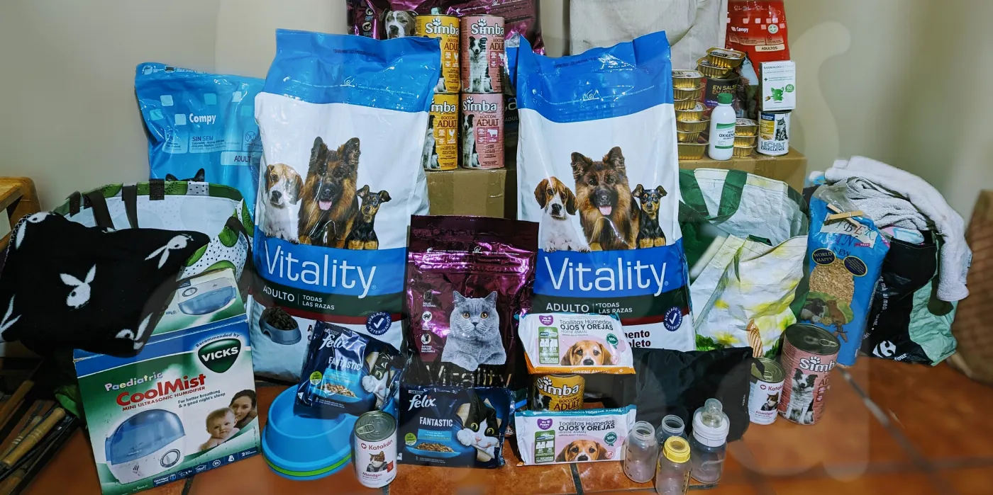 Material donado a RASA: pienso, mantas, comederos y material veterinario